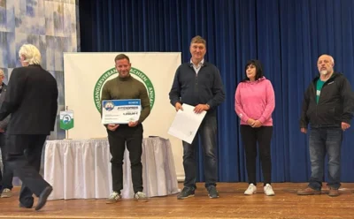 Vereinsvorstand Christian Eckert übernimmt den Preis, stellvertretend für den Verein vom Präsidenten auf der MV des LAV