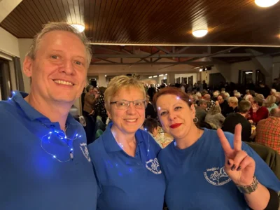 Lars Lübbecke, Sabine Weidler und Nadine Wills (vlnr) waren im Service für die Fans gefragt (Bild vergr&ouml;&szlig;ern)