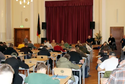konzentriertes Arbeiten bei der Beantwortung des umfangreichen Fragebogens