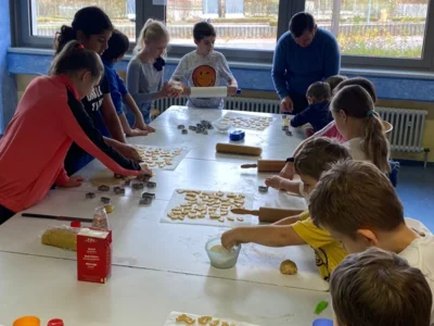 Der Nachwuchs des TSG-Musikzugs in der Weihnachtsbäckerei (Bild vergr&ouml;&szlig;ern)