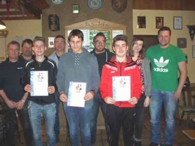 Das Foto zeigt v.l.: Volker Jollet (Kassierer), Karl Volpatti (ehem. Geschäftsführer), Florian Sommer (300 Spiele), Reiner Thomas (ehem. Jugendleiter), Thomas Funken (300 Spiele), Mario Steffens (ehem. stv. Jugendleiter), Sascha Carl (200 Spiele), Romina Volpatti (Geschäftsführerin Jugend) und Dennis Münch (Jugendleiter). (Bild vergr&ouml;&szlig;ern)