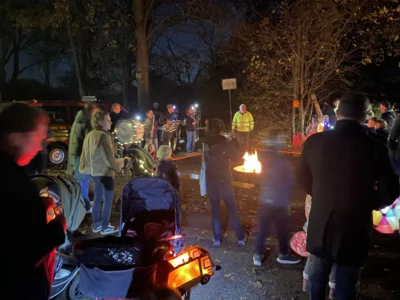 Laternenumzug mit leuchtendem Einsatz der Feuerwehr (Bild vergr&ouml;&szlig;ern)