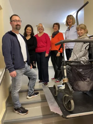 Zur Einweihung des neuen Rollstuhlschrägaufzugs im Bürgerhaus Stolzenhagen mit dabei: Ortsvorsteher Andreas Kinski, Hauptamtsleiterin Cornelia Fritzsche-Schnick, Ines Braun und Sabine Preuschoft vom Ortsbeirat, die Behindertenbeauftragte Nadja Bahro sowie Roswitha Urban-Barysch. Foto: Linda Hild (Bild vergr&ouml;&szlig;ern)