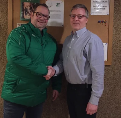 Teammanager Ralf David (rechts) begrüßt den neuen Trainer der 2. Mannschaft Achim "Jim" Deserno. (Bild vergr&ouml;&szlig;ern)