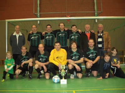 Stadtpokalsieger 2013. Vorne v. l.: Thorsten Mathar, Oswald Klee, Ingo Apfelbaum, Obmann Bernd Theissen und Stefan Carl. Hinten v.l.: Helmut Völl (Stadtsportbund), Gerd Steffens, Reiner Thomas, Thorben Rokita, Manfred Rombach, Norbert Rader (Sport- u. Kultur) und Hermann Mertens (stv. Bürgermeister). (Bild vergr&ouml;&szlig;ern)