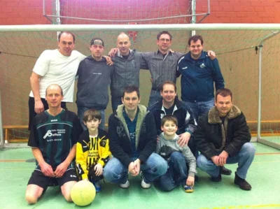 Vorne v.l.: Oswald Klee, Ingo Apfelbaum, Stefan Carl und Guido Spiertz. Hinten v.l.: Gerd Steffens, Thorsten Mathar, Rolf Weishaupt, Reiner Thomas und Manfred Rombach. (Bild vergr&ouml;&szlig;ern)