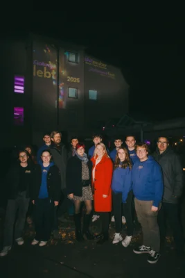 Landrätin Nicole Rathgeber als Vorsitzende des Kulturrates (Mitte) besuchte gemeinsam mit Mitgliedern des Kulturrats die neue Location von „stattverfall Vol. 2“. (Bild vergr&ouml;&szlig;ern)
