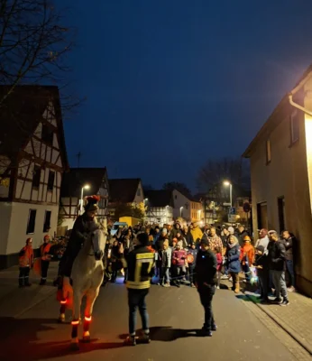 Lichtermeer dank Gemeinschaft: Martinsumzug in Ettingshausen (Bild vergr&ouml;&szlig;ern)