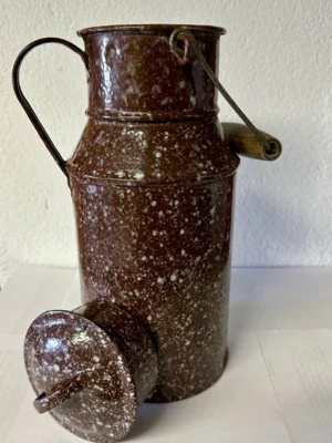 Milchkanne mit Deckel und Holzgriff I Foto: Stadtmuseum Wittenberge (Bild vergr&ouml;&szlig;ern)