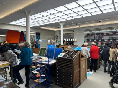 Mitten in der Museumsdruckerei: Bei „Merry Printmas” können die Teilnehmer ihre eigenen Weihnachtskarten drucken. Foto: Museum Pritzwalk (Bild vergr&ouml;&szlig;ern)