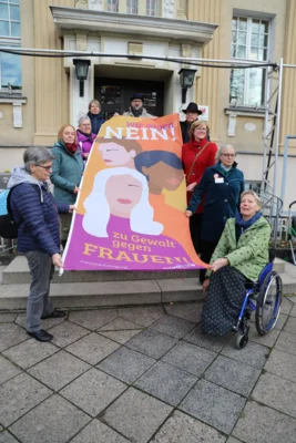 Gemeinsam ein Zeichen gegen Gewalt an Frauen setzen - Fahnenhissung vor dem Falkenseer Rathaus