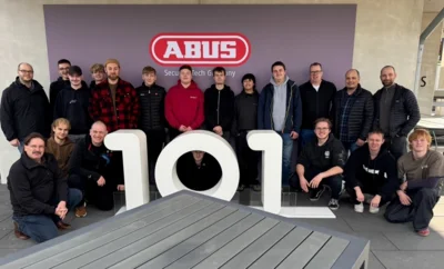 Die Zweiradtechnik-Azubis besuchten ABUS und erhielten praxisnahe Einblicke in Fahrradsicherheit, Schloss- und Helmtechnologie. (Bild vergr&ouml;&szlig;ern)