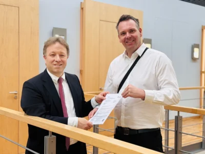 Übergabe des Unterstützungs- und Referenzschreibens an Sebastian Steineke (links) durch Amtsdirektor, Thomas Kresse (rechts) im Bundestag am 12.11.2025 (Bild vergr&ouml;&szlig;ern)