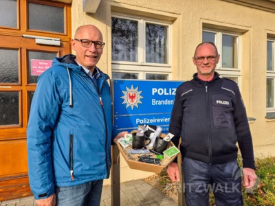 Bildunterschrift: Polizeihauptmeister Andreas Fackendahl bekam an seinem letzten Arbeitstag im Revier Pritzwalk Besuch von Bürgermeister Dr. Ronald Thiel. Foto: Stadt Pritzwalk (Bild vergr&ouml;&szlig;ern)