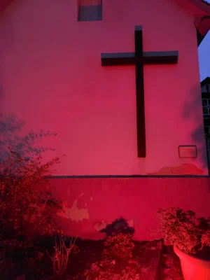 Rot angeleuchtete Petrus-Kirche (Bild vergr&ouml;&szlig;ern)