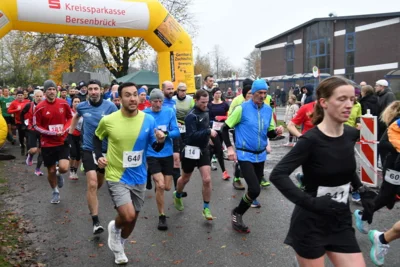 Start der Läufer:innen über die 6 und 9,4 km langen Strecken. (Bild vergrößern)