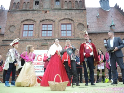 Karnevalsumzug und Rathaussturm in Jüterbog (Bild vergr&ouml;&szlig;ern)