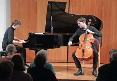 Demian und Lionel Martin auf der Bühne im Kleinen Saal der Melchior-Festhalle, versunken in ihr Spiel (Bild vergr&ouml;&szlig;ern)