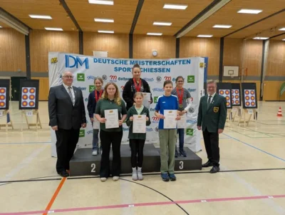 Einen sehr guten sechsten Platz erreichte Daniela Santl (3.v.r.).