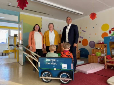 E.DIS übergibt 6-fach-Kleinkinderwagen an die Kita „Pittiplatsch“ in Jüterbog (Bild vergr&ouml;&szlig;ern)