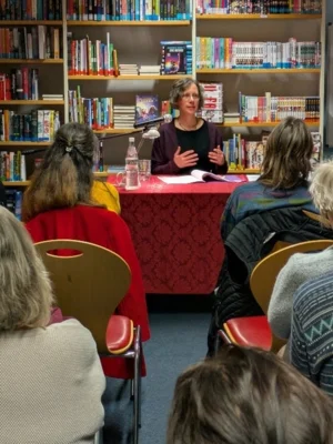 Vera Lohkamp – „Die Spur der Gier“ Autorenlesung in der Bibliothek „Bettina von Arnim“ (Bild vergr&ouml;&szlig;ern)