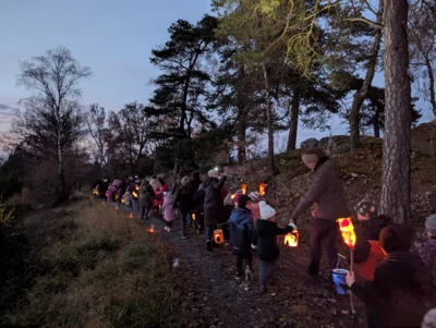 Die Strecke des Martinszuges führte am Moosbacher Pfahl entlang, wo stimmungsvolles Kerzenlicht den Weg wies.