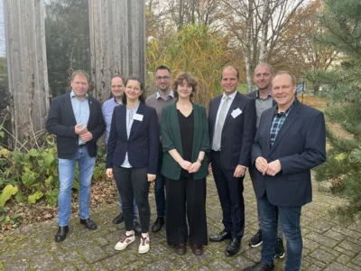 Dr. Philipp Kanzow begrüßt Vertreter aus Politik und Verwaltung beim 10. Klimaforum (v.l.n.r.: Knuth John, Holger Schülbe, Naomi Heine, Lukas Sittel, Sarah Ebeling, Dr. Philipp Kanzow, Marcus Stolle und Thomas Mäurer) (Bild vergr&ouml;&szlig;ern)