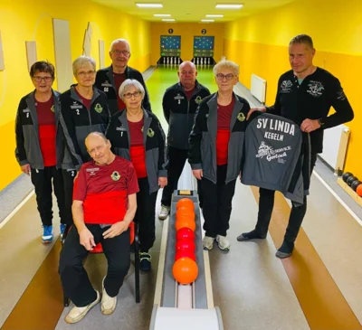 Foto zur Meldung: Neue Trikots für die Montags-Kegelgruppe und die Jugendkegler – Dank an Fahrzeug Service Gerlach