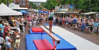 Kunstturnerinnen auf dem Stadtfest 2019 (Bild vergr&ouml;&szlig;ern)