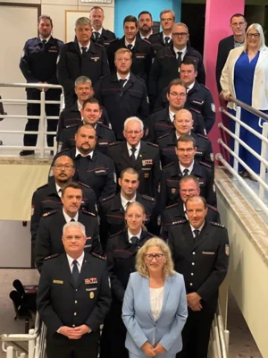 Foto zur Meldung: Ehrungen bei der Freiwilligen Feuerwehr Mandelbachtal – Ein Abend voller Wertschätzung und Gemeinschaft