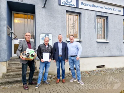 Bürgermeister Dr. Ronald Thiel und René Georgius, Leiter des Regional-Centers der IHK Potsdam, gratulierten Volker Kiefner (2.v.l.) und seinem Mitarbeiter Jens Reimer (r.) zum Geschäftsjubiläum. Foto: Stadt Pritzwalk (Bild vergr&ouml;&szlig;ern)