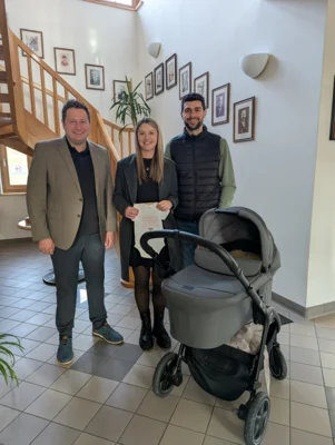 Bürgermeister Andreas Eckl (v.l.) gratulierte Magdalena und Florian Saller zu ihrer Emilia, die heuer bereits als 30. Baby der Gemeinde Prackenbach geboren wurde.