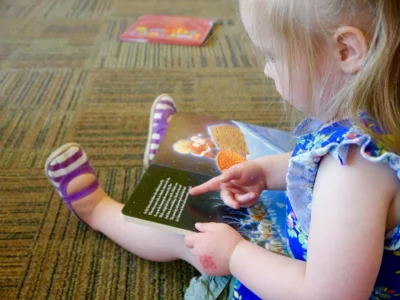 In der Krabbelgruppe „Kleine Lesewölfe“ sollen der Umgang mit Büchern und die Sprachentwicklung gefördert werden. Foto: Kaelie Nielsen/Pixabay (Bild vergr&ouml;&szlig;ern)