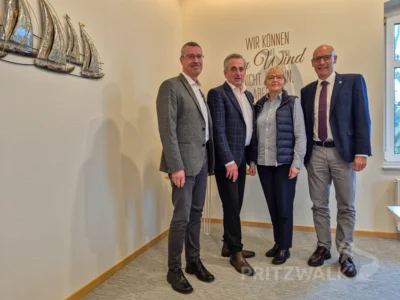 Heike und Helge Kiel freuten sich über den Besuch von Bürgermeister Dr. Ronald Thiel (r.) und René Georgius von der IHK (l.). Foto: Stadt Pritzwalk (Bild vergr&ouml;&szlig;ern)