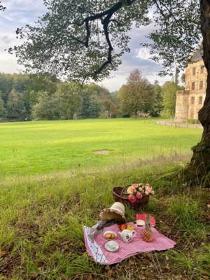 Foto: Tea Time mit Queen Victoria Foto zur Meldung: Tea Time mit Queen Victoria im Schlosspark Reinhardsbrunn