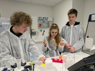 Biologie-LK der Q2 im Diagnostiklabor Reken