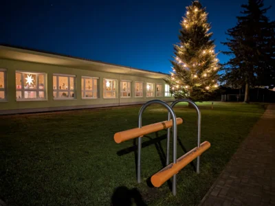 Vorweihnachtliche Atmosphäre an der Grundschule Jarmen - besonders reizvoll in der Abend- und Morgendämmerung. (Foto: Oliver Wagenknecht)