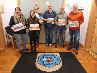 (von links) Carina Benz, Lea Funk, Andreas Marschall, Markus Schmidt und Norbert George erhielten von Bürgermeister Thomas Eckhardt (3. Person von links) als Dankeschön für die Bildeinsendung einen Fotokalender (Bild vergr&ouml;&szlig;ern)