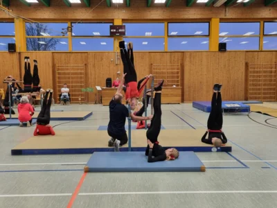 Die Vorführung der akkrobatischen Kunststücke der Jugendturner beim traditionellen Nikolausturnen in der Turnhalle, muss in diesem Jahr leider entfallen (Bildnachweis: FCR) (Bild vergr&ouml;&szlig;ern)