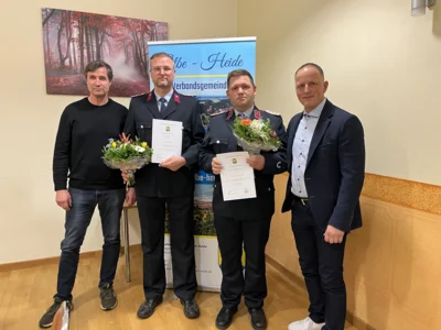 Foto (von links) : Carsten Miehe (Verbandsgemeinderatsvorsitzender), Henrik Riebau (stellv. Ortswehrleiter der Feuerwehr Zielitz), Carsten Schwarzkopf (Ortswehrleiter der Feuerwehr Zielitz), Stefan Crackau (Verbandsgemeindebürgermeister) (Quelle VerbGem Elbe-Heide) (Bild vergr&ouml;&szlig;ern)