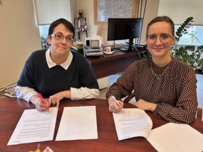 Bürgermeisterin Susan Falke und Nadja Thätner, Gebietsmanagerin Glasfaser Sachsen-Anhalt, unterzeichnen die gemeinsame Erklärung (Bild vergr&ouml;&szlig;ern)