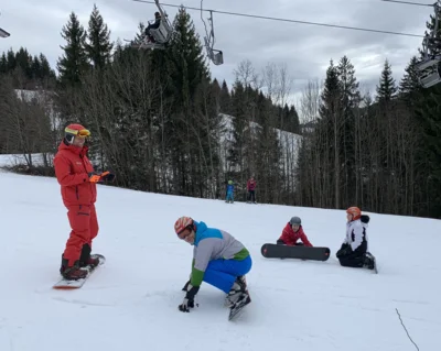 Erste Schritte auf dem Snowboard ermöglicht die Winterfreizeit der Jugendförderung des Werra-Meißner-Kreises (Bild vergr&ouml;&szlig;ern)