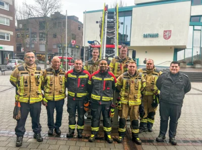 Gruppenfoto Lehrgang Drehleiter-Maschinist (Bild vergr&ouml;&szlig;ern)
