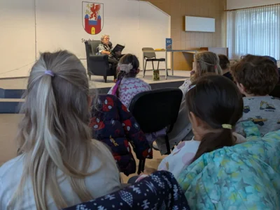 Eine liebe "Geschichtenoma" wie aus dem Lehrbuch: Ute Hacker liest im Kulturzentrum vor Kita- und Grundschulkindern. (Foto: Oliver Wagenknecht)