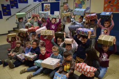 Kinder sammeln Weihnachtsgeschenke für Heimkinder in Südost-Europa (Bild vergr&ouml;&szlig;ern)