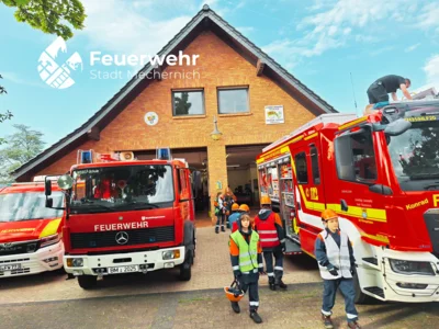 Lageeinweisung bei nächtlichem Einsatz am BF-Tag der Jugendfeuerwehr Obergartzem (Bild vergr&ouml;&szlig;ern)