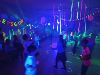 Glow-in-the-dark-Party der Klassen 4a und 4b (Bild vergr&ouml;&szlig;ern)
