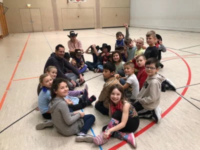 Tanzprojekt Klasse 2a Line-Dance (Bild vergr&ouml;&szlig;ern)