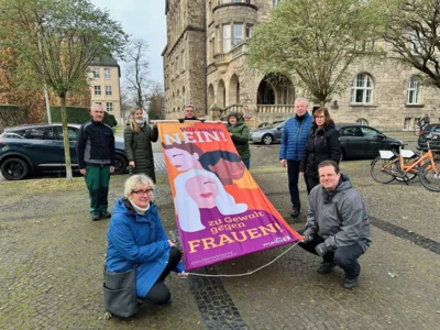 Am 25. November wurde am Elmshorner Platz vor dem Wittenberger Rathaus eine Fahne mit der Aufschrift „Wir sagen Nein zu Gewalt gegen Frauen!“ gehisst I Foto: Martin Ferch (Bild vergr&ouml;&szlig;ern)
