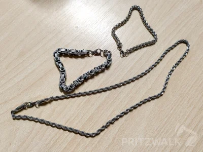Dieser Schmuck wurde am Gerätehaus der Feuerwehr in Pritzwalk gefunden. Foto: Stadt Pritzwalk (Bild vergr&ouml;&szlig;ern)